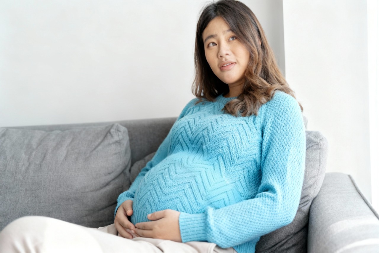 Bengkak Saat Hamil, Benarkah Penyebabnya Minum Air Terlalu Banyak?